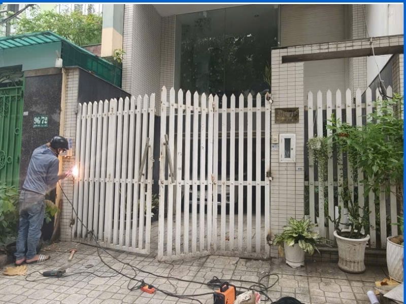 Thợ hàn gia cố bản lề cửa sắt bị xệ kẹt tại nhà