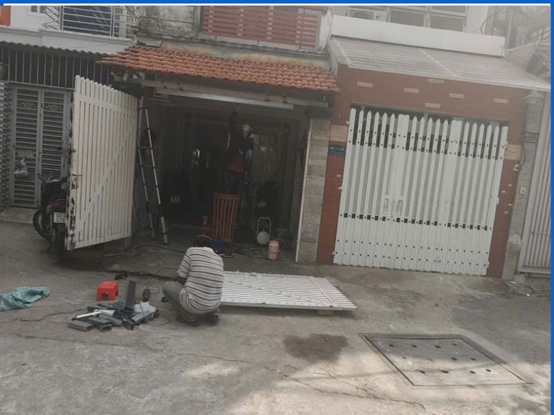 Thợ hàn gia cố phục hồi cửa sắt hư hỏng khu vực Nguyễn Kiệm