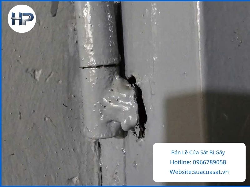 Bản lề cửa sắt bị gãy cần thay mới, dịch vụ sửa chữa chuyên nghiệp từ Sửa Cửa Sắt Hòa Phát