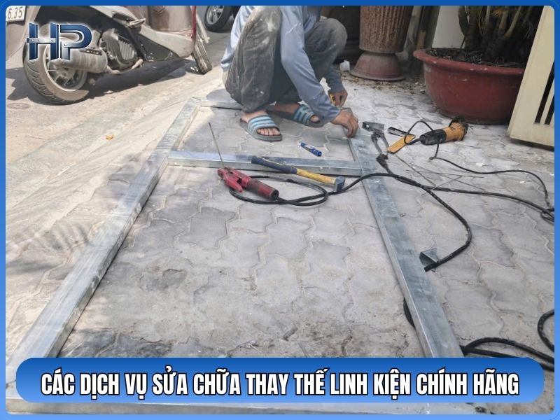 Ngoài hàn xì và sơn sửa, Hòa Phát còn là kho phân phối phụ kiện cửa sắt uy tín tại Củ Chi. Thay khóa cửa sắt Củ Chi Thay thế các phụ kiện khác Thay thế các phụ kiện khác