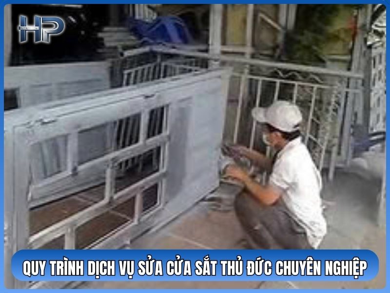 Để đảm bảo chất lượng sửa cửa sắt chúng tôi tuân thủ quy trình 5 bước nghiêm ngặt: Tiếp nhận: Khách hàng gọi điện yêu cầu dịch vụ sửa cửa sắt hoặc sửa cửa sắt tại nhà. Khảo sát: Thợ đến tận nơi sau 15-30 phút, kiểm tra tình trạng (ví dụ: gãy bản lề, kẹt ray). Báo giá: Tư vấn phương án tối ưu (sửa chữa hay thay mới) và báo giá sửa cửa sắt giá rẻ Thi công: Tiến hành hàn xì, sửa chữa với máy móc chuyên dụng. Đảm bảo an toàn phòng chống cháy nổ. Nghiệm thu: Khách hàng kiểm tra cửa vận hành êm ái, thanh toán và nhận phiếu bảo hành.