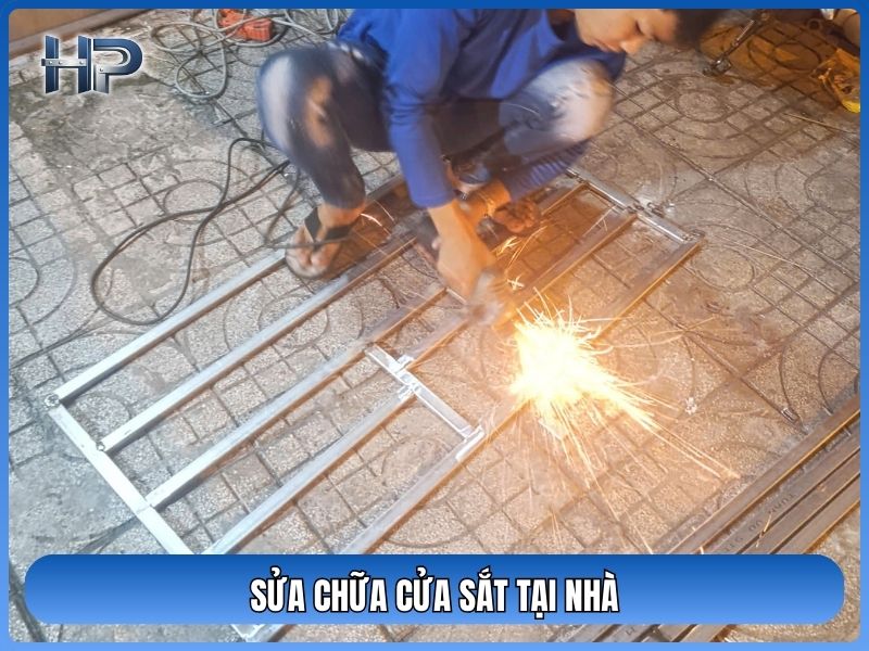 Để đảm bảo hiệu quả công việc và sự hài lòng của khách hàng, quy trình dịch vụ sửa cửa sắt hóc môn được thực hiện bài bản qua 5 bước: