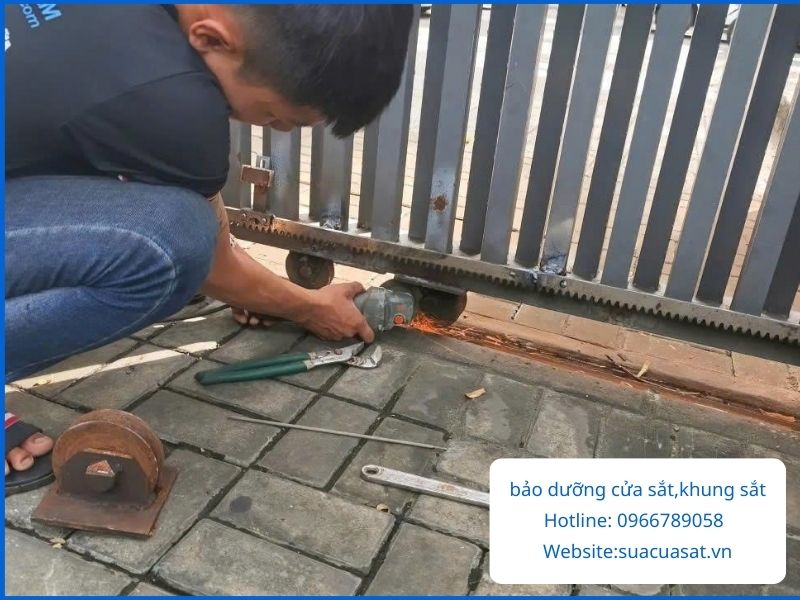 Hướng Dẫn Chăm Sóc Cửa Sắt Sau Khi Hàn Sửa Để Tăng Độ Bền
