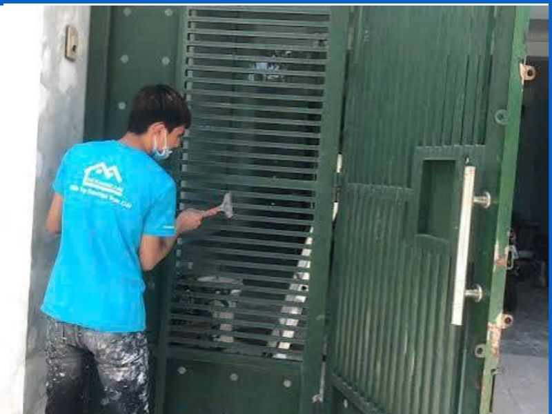 Dịch vụ sơn cửa sắt tận nơi, xử lý triệt để rỉ sét & bong tróc