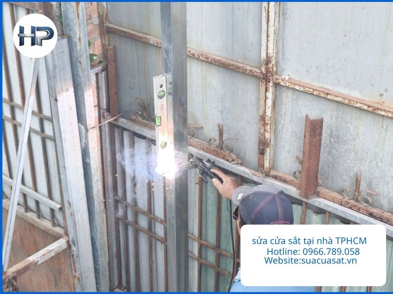 Giải pháp sửa cửa sắt tại nhà TPHCM triệt để