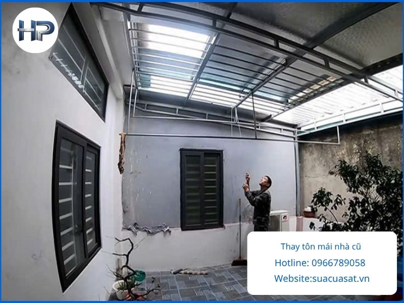 Thay tôn mái nhà cũ nát, rỉ sét lâu năm