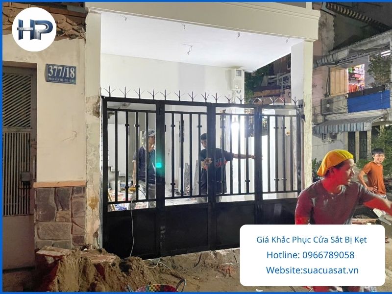 Bảng báo giá khắc phục cửa sắt bị kẹt minh bạch, cam kết không phát sinh chi phí