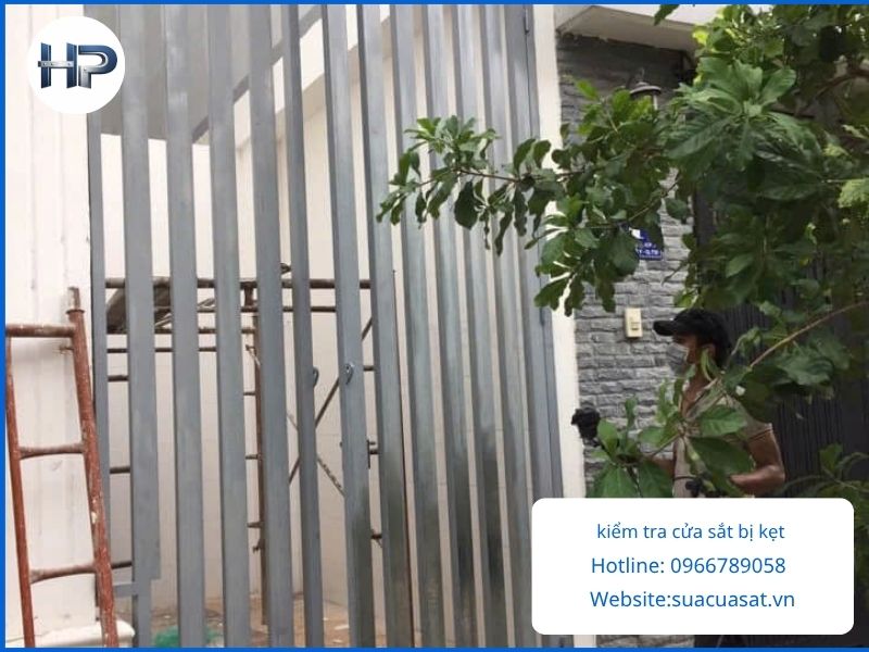 Thợ khảo sát và kiểm tra cửa sắt bị kẹt để bắt đúng bệnh, báo đúng giá