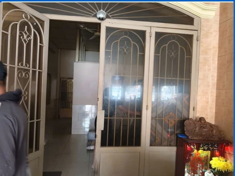 Thợ kiểm tra căn chỉnh bản lề cửa sắt tại Phạm Văn Chiêu Gò Vấp.