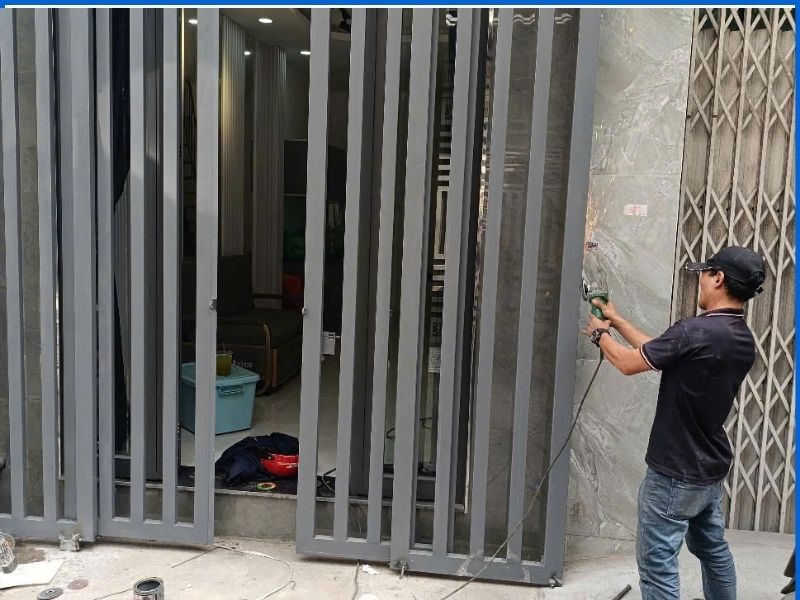 Sửa cửa sắt bị kẹt & xử lý ray trượt, bản lề rỉ sét tại TPHCM