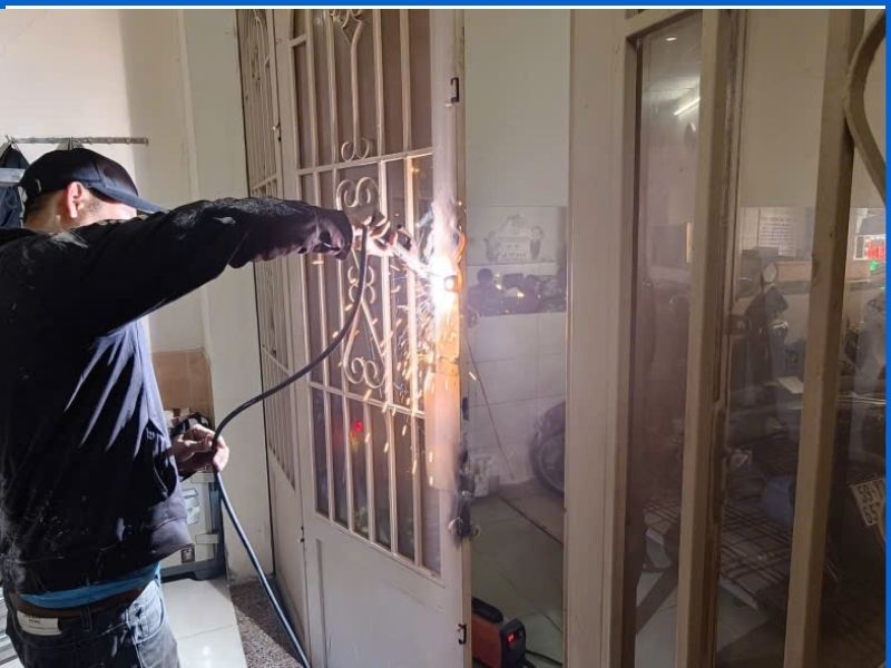 Sửa cửa sắt bị xệ cánh & hàn gia cố bản lề cối tại TPHCM