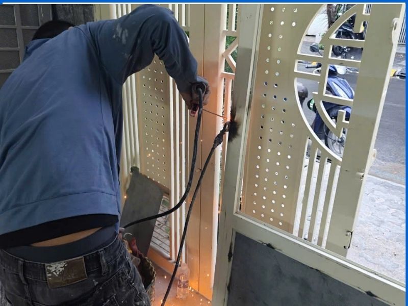 Sửa mối hàn cửa sắt bị nứt & hàn gia cố kết cấu an toàn tại TPHCM